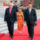 Kongeparet ble ønsket velkommen av President Xi Jinping og Kinas førstedame, Peng Liyuan. 